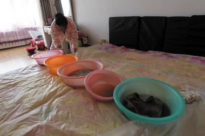 西盟楼上漏水，住户失联，小区没物管，业主维权难！律师来支招……
